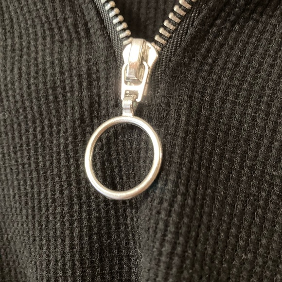 no tag, black sweater, very comfy and stretchy, not a flimsy material though - Picture 3 of 3